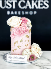 Load image into Gallery viewer, Size: 4&quot; one tier. Icing exterior: pink. Accent: gold, white, pink.
