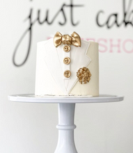 Load image into Gallery viewer, Size: 6&quot; one tier. Icing exterior: white. Suit color: White 
