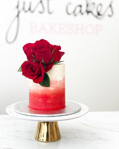 Size: 4" one tier: Icing exterior: white to red ombre.